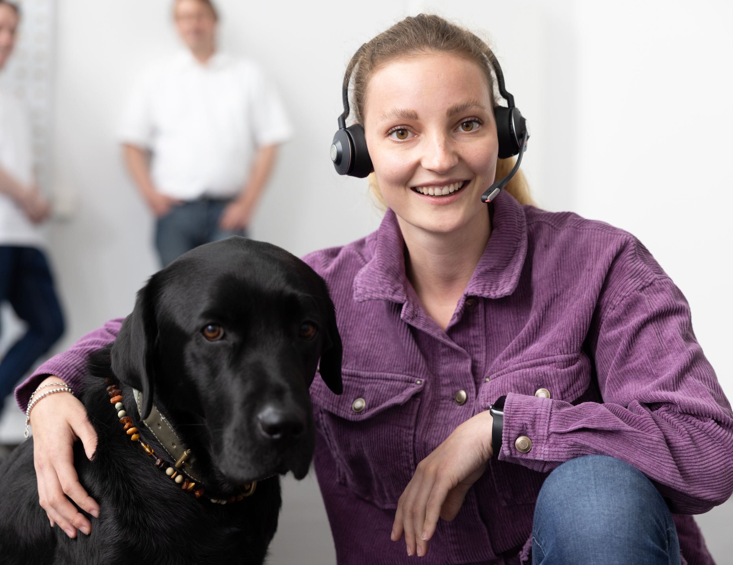 Telefonistin mit Hund