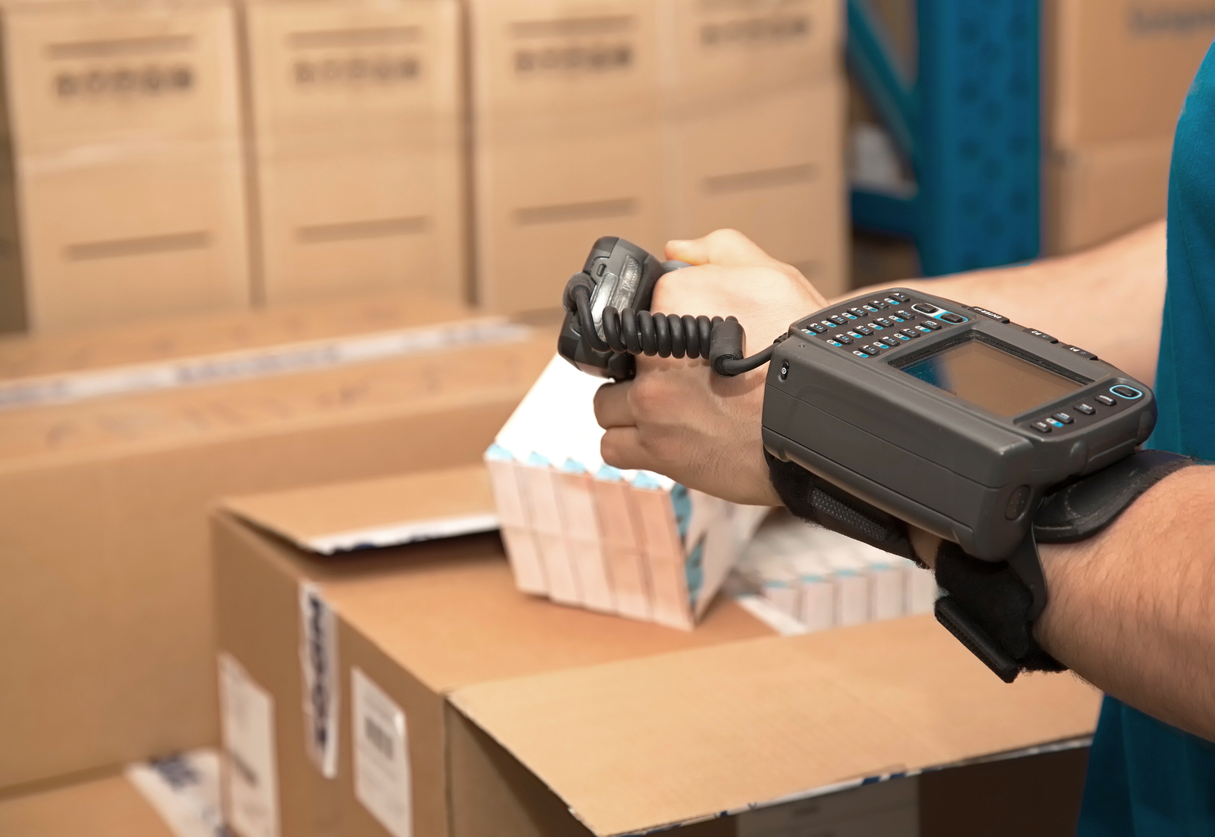 Pharmazeutische Großhändler Man scanning products