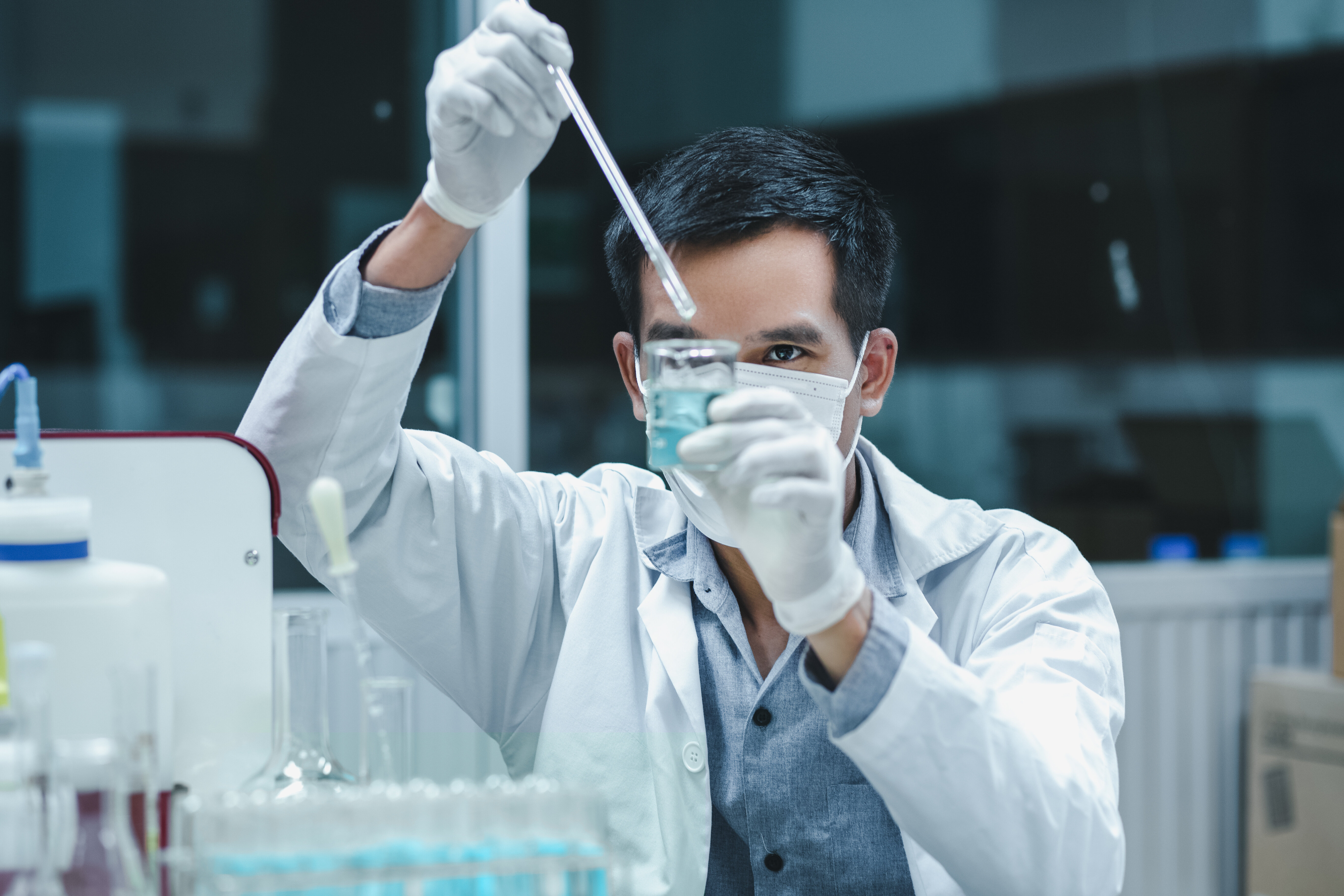 Pharmazeutische Industrie Man in the lab