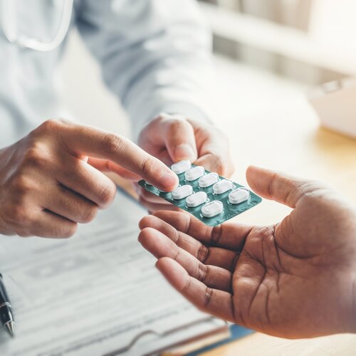 Apothekerin verabreicht Medikament