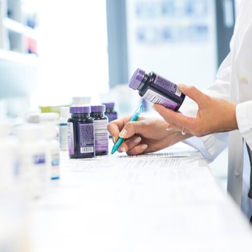 Wir bieten qualitativ hochwertige Fertigarzneimittel als Referenzprodukte (Referenz Listed Drugs / RLD, Innovator) für die Entwicklung von Generika oder Biosimilars Frau in der Apotheke