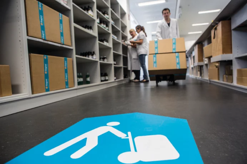 Paketträger im Lager