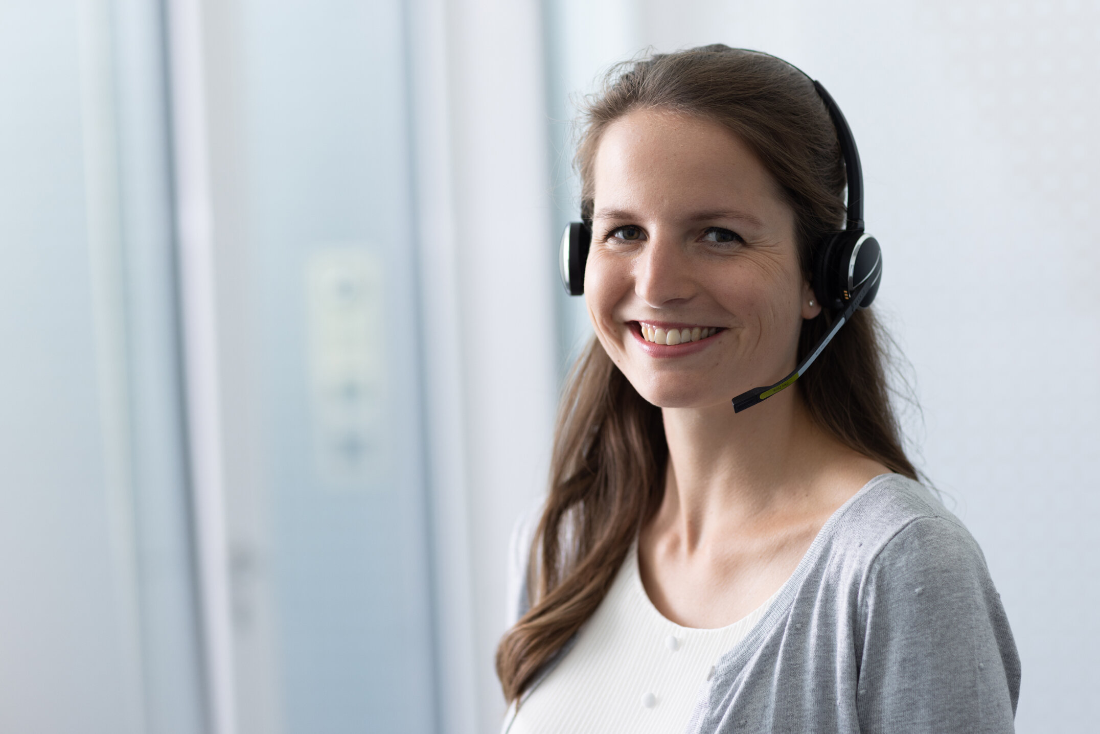 Lächelnde Telefonistin