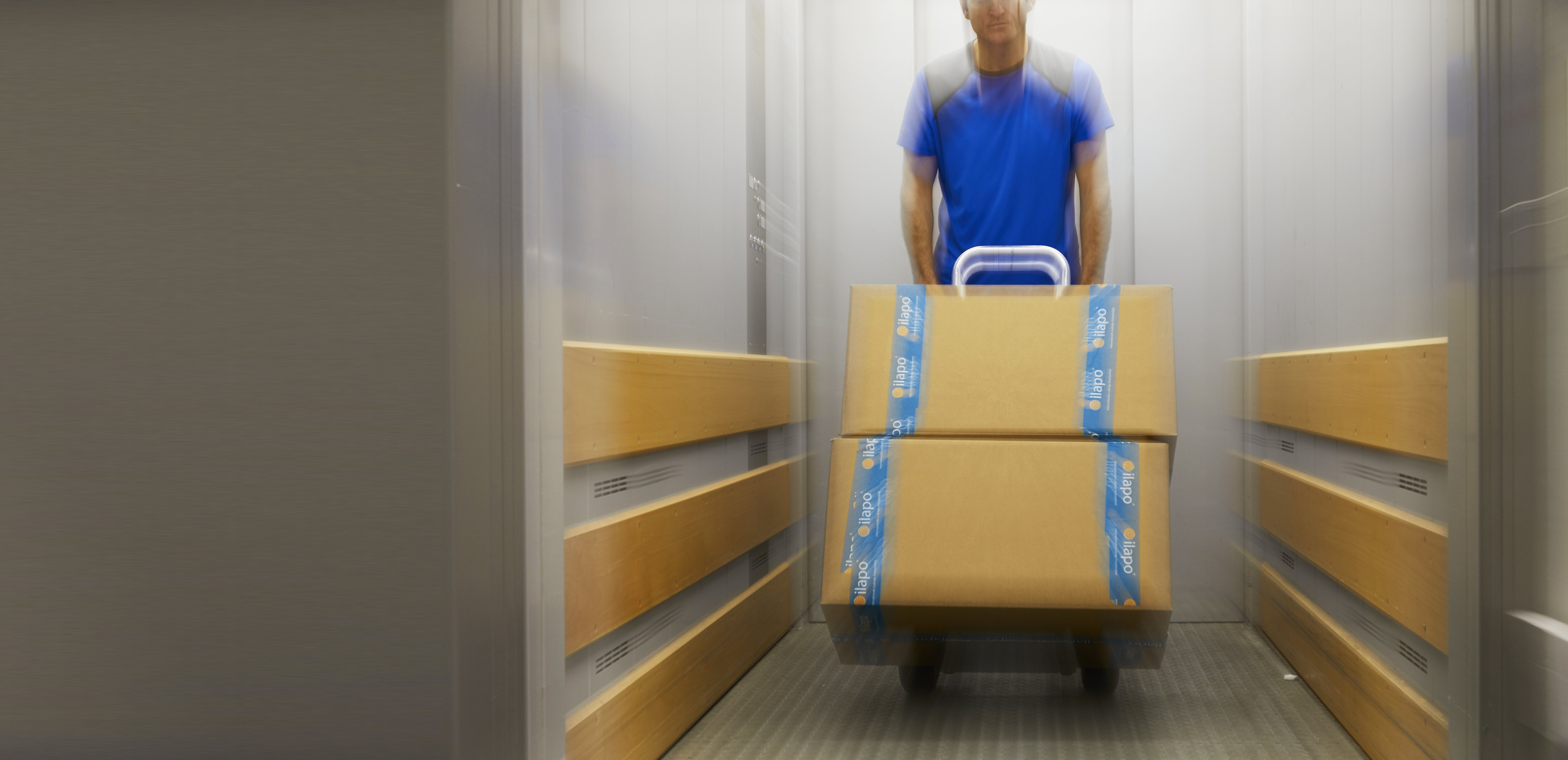 Paketträger im Aufzug