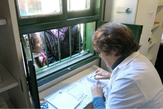 Apothekerin hinter Fenster