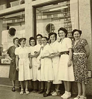 fröhliche Frauen im Kittel